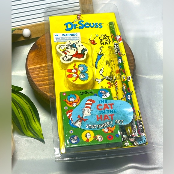 Dr. Seuss The Cat in the Hat Stationery Set - Picture 1 of 2
